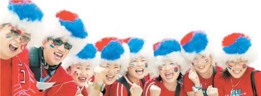 젊은이들 사이에 패션 가발 열풍이 불고 있다. 이들은 올해 월드컵을 앞두고 각양각색의 가발을 쓰고 길거리 응원에 나설 것이다. 패션 가발 열풍에 불을 댕겼던 2002년 월드컵 때 태극무늬 가발을 쓰고 응원하는 젊은이들. 동아일보 자료 사진