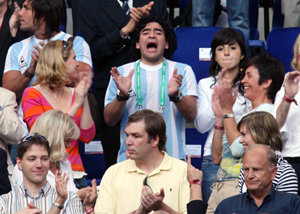 아르헨티나의 마라도나가 10일(현지시간) 함부르크에서 딸(마라도나 오른쪽)과 함께 코트디부아르와의 첫 경기를 관람하고 있다.(AP)