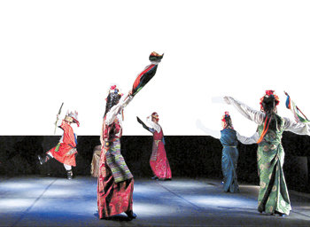 미국의 현대무용가 린러너 씨가 선보인 티베트 전통춤. 1974년부터 티베트 전통춤 13개를 전수받은 린러너 씨는 공연을 마친 후 “우리 모두 세계 평화를 위해 기도하자”고 말했다. 사진 제공 죽산예술제