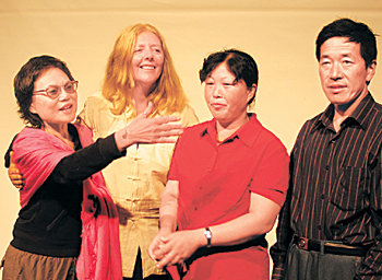 무용가 홍신자 씨와 헬레나 노르베르호지 씨, 인위전 바이완샹 씨 부부(왼쪽부터). 전승훈  기자
