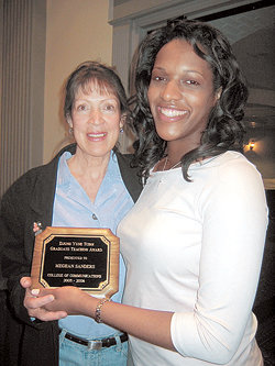 미국 펜실베이니아주립대 박사 과정 중 교통사고로 숨진 한국 유학생의 이름을 딴 제1회 ‘최정윤 우수강사상’의 수상자인 메건 샌더스 씨(오른쪽)와 지도교수인 제니 린 홀 교수. 사진 제공 펜실베이니아주립대