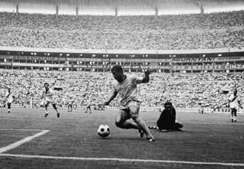 1970년 당시 펠레 호베르투 등과 함께 출전한 자이르지뉴(가운데)가 페루 골키퍼 루비뇨스(뒤쪽 넘어진 선수)마저 제치고 골문을 향해 돌진하고 있다. 동아일보 자료 사진