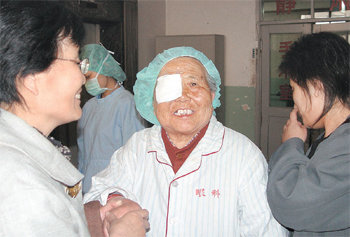 중국 톈진에 위치한 한 병원에서 개안 수술을 받고 활짝 웃고 있는 중국 할머니(가운데). 삼성SDI는 2004년부터 중국 톈진