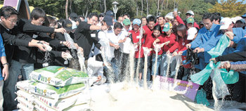 지난해 10월 LG텔레콤 임직원 1700여 명이 각자 가져온 쌀을 모으는 ‘사랑의 쌀 모으기’ 행사를 열었다. 이날 모은 쌀 1000kg과 쌀 판매 대금 등은 사회복지시설의 독거노인들을 위해 쓰였다.