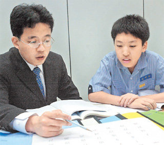 여름방학은 1학기 동안 부족했던 학습을 보충하고 2학기를 대비할 수 있는 유용한 기간이다. 여름방학 계획은 한 달 앞서 짜야 원하는 프로그램이나 학원 강좌를 수강할 수 있다. 동아일보 자료 사진