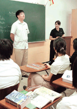 2007학년도 외국어고 입학전형에서는 구술면접과 영어듣기가 강화돼 당락에 큰 영향을 미치는 만큼 창의력 사고력을 높이는 연습과 함께 꾸준히 영어듣기를 하는 것이 중요하다. 동아일보 자료 사진