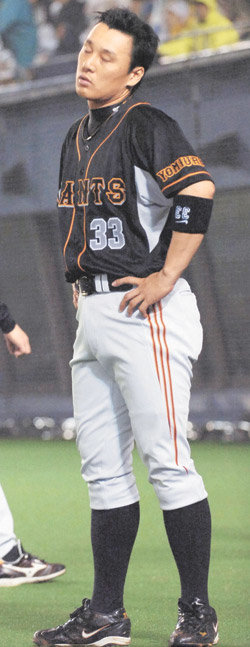 요미우리 이승엽이 11일 치른 롯데전에서 3회 심판의 애매한 판정으로 홈런이 무효가 되자 ‘어이없다’는 표정을 짓고 있다. 지바=교도 연합뉴스