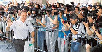 한국 대표팀 프랑크푸르트 입성 한국축구대표팀이 12일 ‘결전의 땅’ 독일 프랑크푸르트에 입성했다. 딕 아드보카트 한국 감독이 숙소인 아라벨라 셰러턴그랜드호텔에 도착한 뒤 자신감 넘치는 표정으로 취재진에 손을 흔들고 있다. 한국은 13일 오후 10시 발트슈타디온에서 토고와 G조 첫 경기를 벌인다. 프랑크푸르트=연합뉴스
