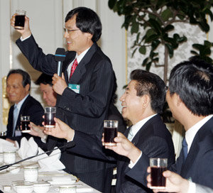 12일 노무현 대통령의 초청으로 청와대에서 열린 인터넷 포털사이트 대표들과의 오찬 간담회에서 유현오 SK커뮤니케이션즈 대표(서 있는 사람)가 건배를 제의하고 있다. 청와대사진기자단