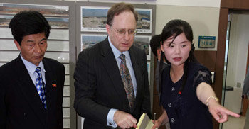 12일 주한 외교 공관장들과 함께 북한 개성공단을 방문한 알렉산더 버시바우 주한 미국 대사(가운데)가 현대개성사업소에서 북측 안내원 김효정 씨(오른쪽)의 설명을 듣고 있다. 김 씨는 안내 과정에서 유창한 영어로 미국의 개성공단 지원 의사 등을 오히려 묻기도 해 버시바우 대사를 난처하게 했다. 개성공단=사진공동취재단