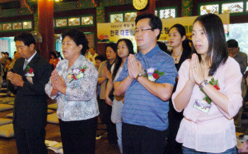 ‘불심의 힘으로.’ 서울 강남구 삼성동 봉은사에서 12일 2006 독일 월드컵 승리 발원 특별 법회가 열렸다. 골키퍼인 김용대 선수 부모(왼쪽 두 사람)와 이운재 선수 외사촌형 내외가 참석해 예불을 올리고 있다. 원대연 기자