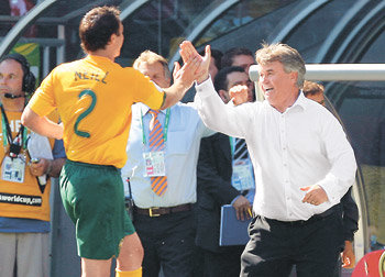 “잘했죠?” “잘했어” ‘히딩크 신화’는 끝나지 않았다. 호주축구대표팀을 32년 만에 월드컵 본선 무대로 이끈 거스 히딩크 감독이 12일 독일 카이저슬라우테른에서 열린 일본과의 F조 조별리그 첫 경기를 짜릿한 역전승으로 장식했다. 히딩크 감독(오른쪽)이 3-1로 경기가 끝난 뒤 수비수 루커스 닐과 활짝 웃으며 하이파이브를 하고 있다. 카이저슬라우테른=연합뉴스