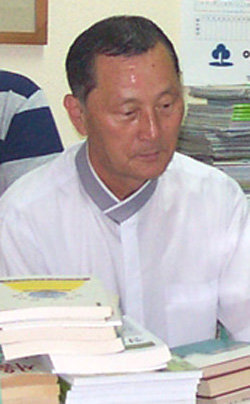 권도원 원불교 교무가 ‘은혜의 책 보내기 국민운동본부’ 임직원이 기증 받은 책을 군부대에 보내기 위해 포장하고 있다. 사진 제공 원광대