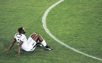 가나 수비수 존 멘사가 이탈리아에 0-2로 지고 난 뒤 그라운드에 주저앉아 허탈해하고 있다. 월드컵 때마다 돌풍을 일으켰던 아프리카 팀들의 대회 초반 성적표가 신통치 않다. 하노버=게티이미지