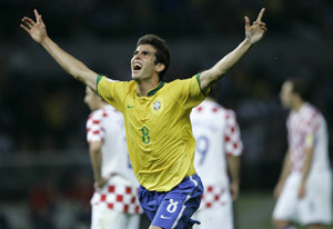 브라질의 미드필더 카카가 13일 독일 베를린의 올림피아슈타디온에서 열린 2006 독일월드컵 조별리그 F조 1차전 크로아티아와의 경기에서 득점한 후 두 팔을 벌이고 기뻐하고 있다.(AP=연합뉴스)