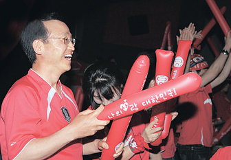남중수 KT 사장이 13일 밤 서울 강남구의 한 극장에서 이 회사 고객들과 함께 독일 월드컵 한국-토고전을 관람하며 응원전을 펼치고 있다. 사진 제공 KT