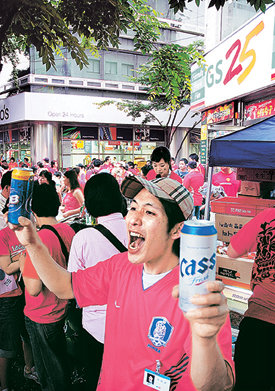 “오늘만 같아라”‘오늘은 편의점 세상!’ 13일 서울시청앞 서울광장 근처에 있는 편의점 GS25 덕수점 직원이 가게 앞에 판매대를 설치하고 맥주를 팔고 있다. 이 편의점은 토고전이 열린 이날 하루 동안 2500만 원의 매출을 올려 1994년 개점 이래 최고 매출을 올렸다. 사진 제공 GS리테일