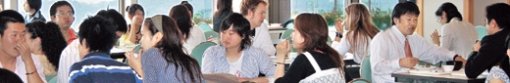 아시아태평양대 학생식당에서 일본학생들과 외국학생들이 어울려 점심을 먹고 있다. 이 대학은 전교생의 40%가 74개국에서 온펱 유학생이다. 벳푸=서영아  특파원