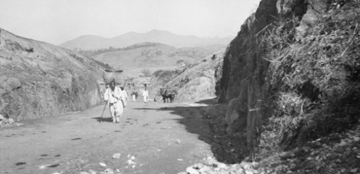 헤르만 잔더가 1907년 9월 무악재를 넘다가 찍은 사진. 멀리 북한산이 보인다. 사진 제공 국립민속박물관