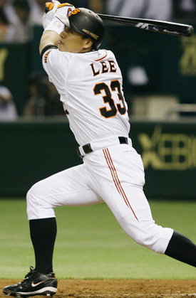 요미우리 이승엽이 14일 오릭스와의 경기에서 1-2로 뒤진 4회 동점 솔로 홈런을 날리고 있다. 도쿄=교도 연합뉴스