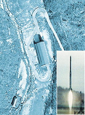 대포동2호 기지북한 함경북도 화대군 무수단리의 대포동 2호 로켓엔진 분사시험 시설을 촬영한 미국 위성사진. 작은 사진은 1998년 8월 북한의 대포동 1호 시험 발사 장면. 동아일보 자료 사진