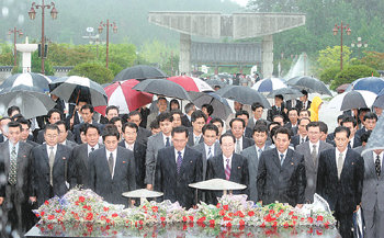 北대표단 5·18묘지 참배14일 광주에서 개막된 6·15남북공동선언 6주년 기념 ‘민족통일대축전’에 참가한 북한 대표단이 이날 오후 북구 운정동 국립5·18민주묘지를 참배했다. 앞줄 왼쪽에서 세 번째가 북측 당국 대표단장인 김영대 민족화해협의회장, 네 번째가 민간 대표단장인 안경호 조국평화통일위원회 서기국장. 광주=박영철 기자