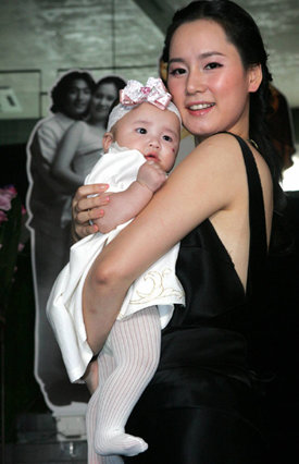 안정환의 부인과 딸. 안정환은 이들 이야기만 나오면 얼굴이 환해진다. 동아일보 자료 사진