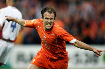 네덜란드가 ‘드리블의 귀재’ 아르연 로번을 앞세워 2승에 도전한다. 로번은 11일 C조 첫 경기 세르비아몬테네그로와의 경기에서 결승골을 터뜨려 네덜란드의 1-0 승리를 이끌었다. 동아일보 자료 사진