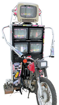 장흥아트파크에는 폐 오토바이 위에 영상물을 설치한 고 백남준의 비디오 아트 작품이 전시돼 관람객들에게 인기다.