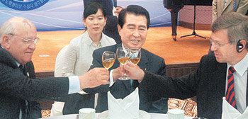 DJ-고르비 건배 15일 전남 담양군 담양관광호텔에서 열린 노벨 평화상 수상자 정상회의 환영 만찬에서 김대중 전 대통령(가운데)과 미하일 고르바초프 전 구소련 대통령(왼쪽), 셸 망네 보네비크 전 노르웨이 총리가 건배를 하고 있다. 광주=박영철 기자