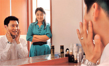 신중식(왼쪽), 이경훈 부부가 화장대 앞에서 피부 관리에 관한 이야기를 나누고 있다. 변영욱 기자