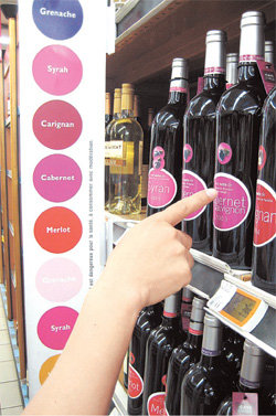 파리 시내 대형 슈퍼마켓 ‘모노프리’의 와인 진열대. 포도 품종과 색깔별로 구분해 젊은 소비자들도 쉽게 고를 수 있다.