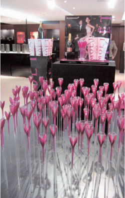 프랑스 샹파뉴에 있는 ‘모에 샹동’ 본사의 플래그십 스토어. 이 브랜드가 최근 선보인 튤립 모양의 잔과 로제 샴페인 세트가 진열돼 있다.