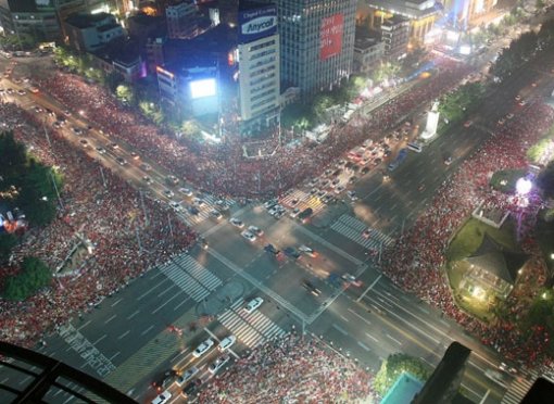 19일 열린 독일월드컵 G조 예선 한국과 프랑스전을 앞두고 광화문 네거리 일대에 모인 붉은악마. 2002년 한일월드컵 때의 뜨거운 응원열기가 다시 느껴지고 있다[동아일보 자료사진]