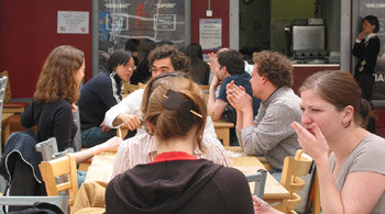 UCL 학생들이 학생회관 식당에서 점심을 먹으며 담소하고 있다. 런던=김진경 기자