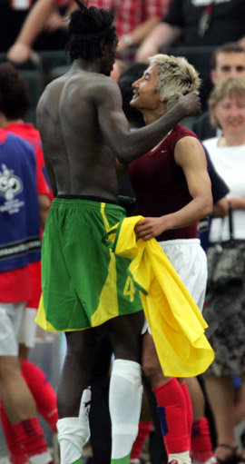토고의 에마뉘엘 아데바요르(왼쪽)가 13일 한국과의 경기가 끝난 뒤 유니폼 상의를 벗은 채 이천수를 감싸 안고 있다. 프랑크푸르트=김동주  기자