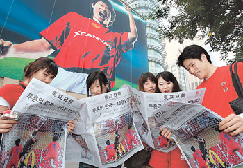 본보 프랑스전 호외 발행19일 새벽 서울 광화문 일대에서 독일 월드컵한국과 프랑스전을 응원하며 짜릿한 무승부에 열광했던 붉은악마들이 동아일보사 앞을 지나가던 중 본보가 긴급 발행한 호외를 읽으며 다시 한번 프랑스와 극적으로 비긴 감격에 빠져들었다. 동아일보사 외벽에 걸린 대형 현수막 속에서 포효하고 있는 박지성 선수의 모습이 이날 동점골을 넣은 뒤의 골 세리머니를 보는 듯하다. 김재명 기자