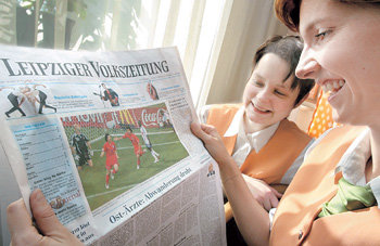 獨신문에 실린 골장면독일 라이프치히의 대표적 일간지 라이프치거 폴크스차이퉁은 19일자 1면에 박지성 선수가 골을 넣은 뒤 뛰어나오는 사진과 함께 ‘프랑스가 한국과 1-1로 비겼다’는 기사를 실었다. 독일인 독자들이 신문을 보며 웃고 있다. 라이프치히=연합뉴스