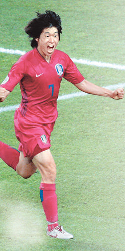 ‘한국축구의 심장’ 박지성. 그가 19일 라이프치히에서 열린 2006 독일 월드컵 G조 프랑스와의 경기에서 후반 36분 천금 같은 동점골을 터뜨린 뒤 환호하고 있다. 라이프치히=게티이미지 유로포토