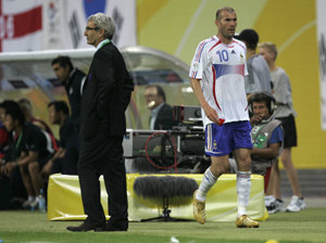 프랑스 대표팀 주장 지네딘 지단이 19일(한국시간) 한국전에서 교체된 뒤 도메네크 감독을 등지고 경기장을 빠져나가고 있다.(AP)