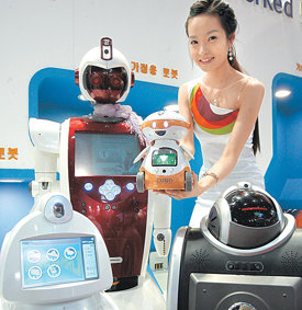 똑똑해진 로봇 친구들21일 서울 강남구 삼성동 코엑스에서 ‘SEK 2006’ 행사가 열렸다. 이날 행사에서는 청소 로봇, 안내 기능을 갖춘 로봇, 교육용 로봇, 집안 상태를 외출한 가족에게 알려주는 홈 네트워킹 로봇 등이 선보였다. 연합뉴스