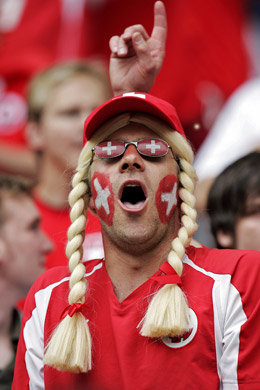 스위스 국기 문양을 새긴 안경까지 착용한 스위스 응원단. 19일 토고와의 경기에서 붉은색의 힘을 과시했다. 동아일보 자료 사진