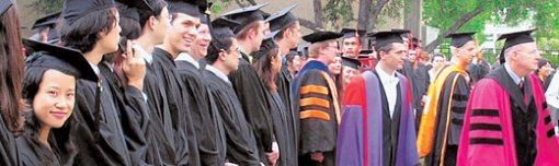 9일 미국 캘리포니아 주 패서디나에 위치한 캘리포니아공대(칼텍) 캠퍼스에서 2006년 졸업식이 진행되고 있다. 칼텍은 학부와 대학원을 합쳐 학생이 2169명에 불과한 소규모 대학이지만 지금까지 노벨상 수상자를 31명이나 배출했다. 패서디나=신치영  기자