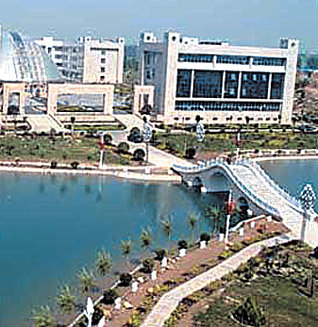 중국 허난 성 정저우 시 후이지 구청이 최근 새로 지은 청사. 초호화판 청사물이 6동이고 실내경기장처럼 큰 회의실과 드넓은 호수가 들어서 있다. 베이징=하종대 특파원