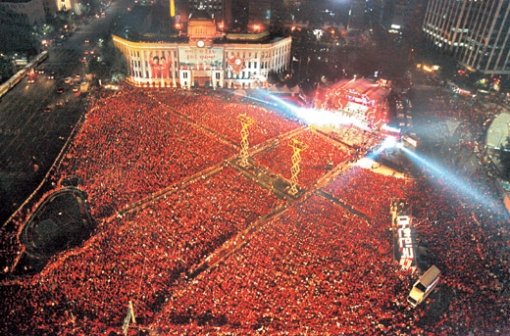 19일 새벽 서울시청 앞 서울광장은 한밤을 수놓은 붉은 물결.