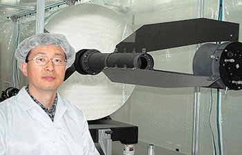 지름 1m급 광학거울로 지구의 속살과 우주의 신비를 파헤치고 있는 이윤우 박사. 사진 제공 한국표준과학연구원