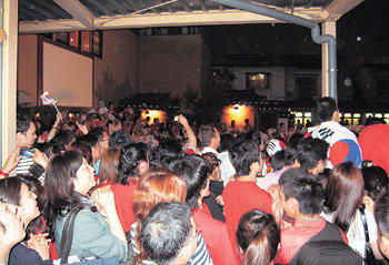 일본 도쿄에 거주하는 한국인들의 응원명소로 떠오른 ‘대사관 신주쿠점’. 토고전이 열린 13일 밤 교민들이 음식점 주차장에서 태극전사들을 응원하고 있다. 도쿄=천광암 특파원