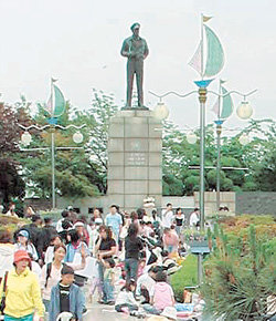 맥아더 장군의 동상이 서 있는 인천 중구 자유공원 광장에서는 인천 앞바다가 한눈에 보인다. 황금천  기자
