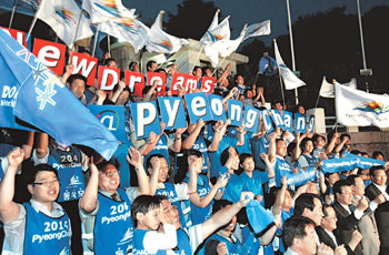 평창 2014 동계올림픽 후보지 선정강원 평창군이 22일 스위스 로잔에서 열린 국제올림픽위원회(IOC) 집행위원회에서 잘츠부르크(오스트리아), 소치(러시아)와 함께 2014년 동계올림픽 유치 후보 도시에 선정됐다. 춘천시 강원도청 광장에 모여 있던 유치위원회 회원들과 시민들이 이 소식을 듣고 플래카드를 흔들며 기뻐하고 있다. 개최지는 내년 7월 과테말라 IOC 총회에서 최종 결정된다. 춘천=연합뉴스