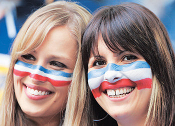 16일 세르비아몬테네그로 축구팀을 응원하는 여성들. 이날 독일 겔젠키르헨 펠틴스아레나에서 세르비아몬테네그로-아르헨티나전이 열렸다. AFP 자료 사진